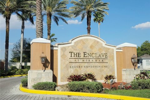 Condo in Miramar, Florida, 3 bedrooms  № 1713276 - photo 1