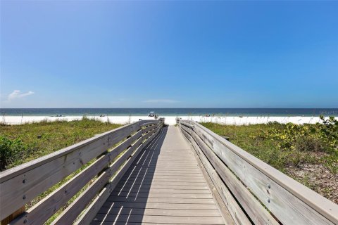 Condominio en venta en Redington Beach, Florida, 3 habitaciones, 23.69 m2 № 2213876 - foto 4