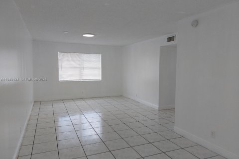 Condo in North Lauderdale, Florida, 3 bedrooms  № 2004847 - photo 4