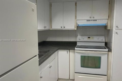 Condo in North Lauderdale, Florida, 3 bedrooms  № 2004847 - photo 2