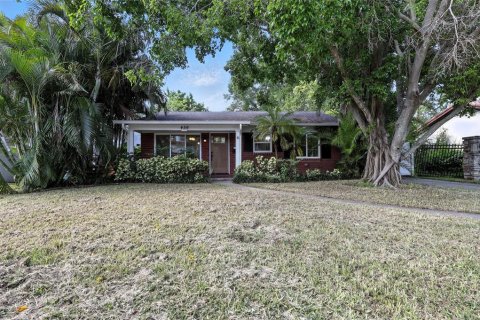 House in Tampa, Florida 3 bedrooms, 141.77 sq.m. № 1827811 - photo 1