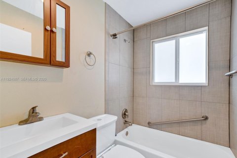 Villa ou maison à louer à Fort Lauderdale, Floride: 3 chambres, 139.35 m2 № 2297776 - photo 5
