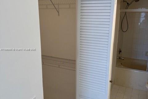 Villa ou maison à louer à Pembroke Pines, Floride: 3 chambres, 120.03 m2 № 1947216 - photo 14