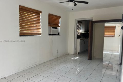 Apartment in Miramar, Florida 32.52 sq.m. № 1926517 - photo 1