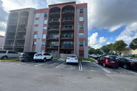 Condo in Miami, Florida, 1 bedroom № 1985833 - photo 1