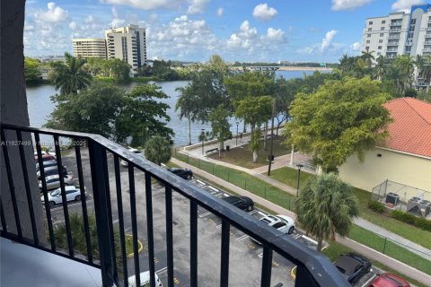 Condo in Miami, Florida, 1 bedroom № 1985833 - photo 4