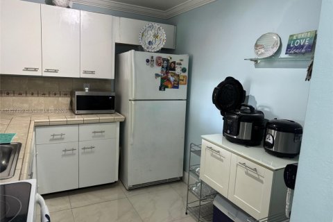 Condo in Miami, Florida, 1 bedroom № 1985833 - photo 12
