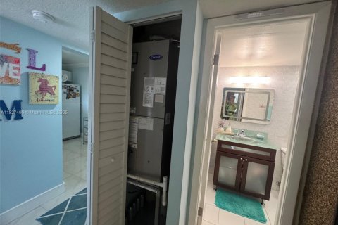 Condo in Miami, Florida, 1 bedroom № 1985833 - photo 19