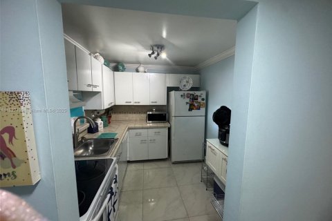 Condo in Miami, Florida, 1 bedroom № 1985833 - photo 16