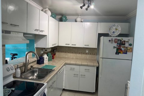 Condo in Miami, Florida, 1 bedroom № 1985833 - photo 11