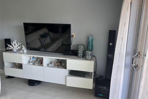 Condo in Miami, Florida, 1 bedroom № 1985833 - photo 10