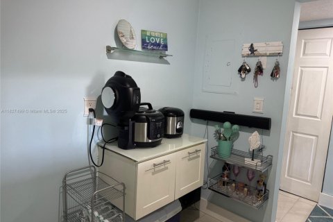 Condo in Miami, Florida, 1 bedroom № 1985833 - photo 13