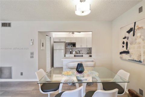 Кондоминиум с 2 спальнями в Гринакрес, Флорида № 2034598