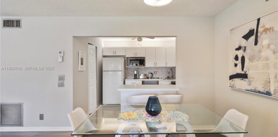 Кондоминиум с 2 спальнями в Гринакрес, Флорида № 2034598