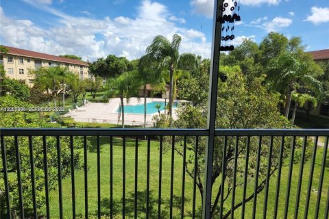Copropriété à louer à Pembroke Pines, Floride: 2 chambres, 102.19 m2 № 2167994 - photo 2