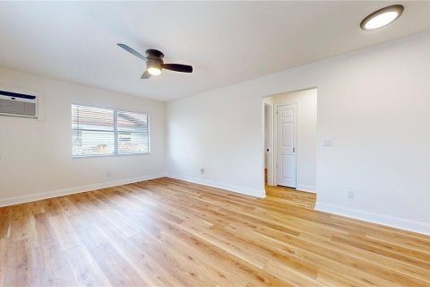 Immobilier commercial à vendre à Tampa, Floride: 4 chambres, 139.35 m2 № 1676008 - photo 5