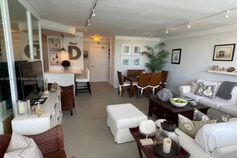 Снять в аренду кондоминиум в Майами-Бич, Флорида 1 спальня, 75.25м2, № 1957738 - фото 3