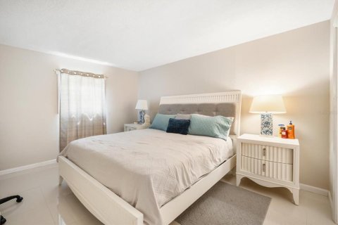 Condo in Brandon, Florida, 2 bedrooms  № 1746864 - photo 8