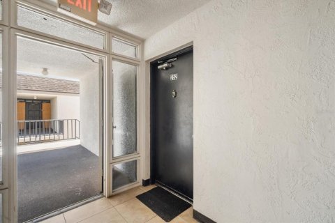 Condo in Brandon, Florida, 2 bedrooms  № 1746864 - photo 15