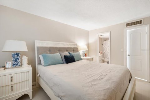 Condo in Brandon, Florida, 2 bedrooms  № 1746864 - photo 9