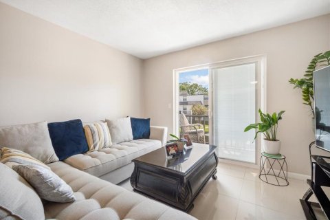 Condo in Brandon, Florida, 2 bedrooms  № 1746864 - photo 4