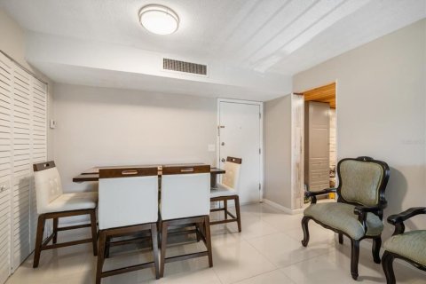 Condo in Brandon, Florida, 2 bedrooms  № 1746864 - photo 6