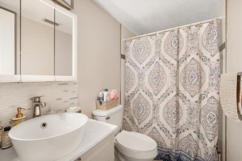 Condo in Brandon, Florida, 2 bedrooms  № 1746864 - photo 10