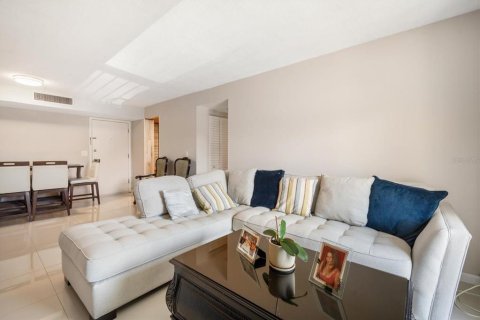 Condo in Brandon, Florida, 2 bedrooms  № 1746864 - photo 3