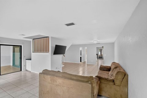 Townhouse in Wellington, Florida 3 bedrooms, 193.42 sq.m. № 2428490 - photo 17