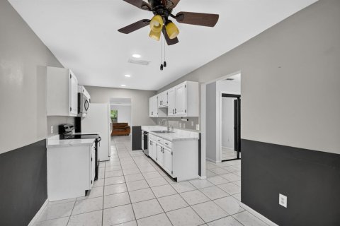 Townhouse in Wellington, Florida 3 bedrooms, 193.42 sq.m. № 2428490 - photo 8