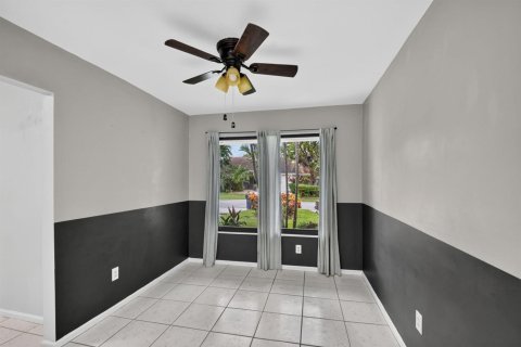 Townhouse in Wellington, Florida 3 bedrooms, 193.42 sq.m. № 2428490 - photo 13