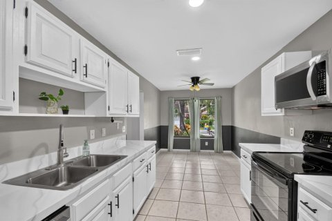 Townhouse in Wellington, Florida 3 bedrooms, 193.42 sq.m. № 2428490 - photo 11