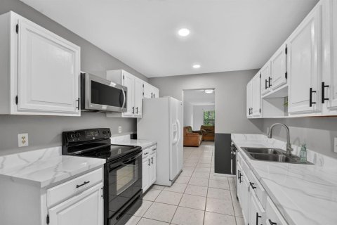 Townhouse in Wellington, Florida 3 bedrooms, 193.42 sq.m. № 2428490 - photo 9