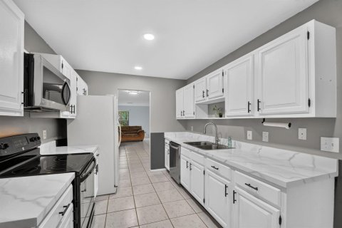 Townhouse in Wellington, Florida 3 bedrooms, 193.42 sq.m. № 2428490 - photo 10