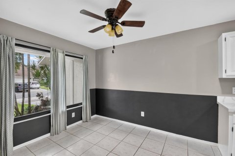 Townhouse in Wellington, Florida 3 bedrooms, 193.42 sq.m. № 2428490 - photo 12