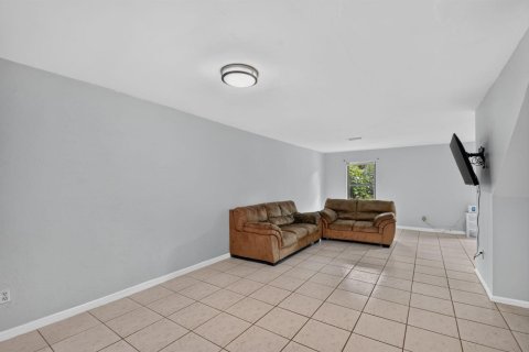Townhouse in Wellington, Florida 3 bedrooms, 193.42 sq.m. № 2428490 - photo 15