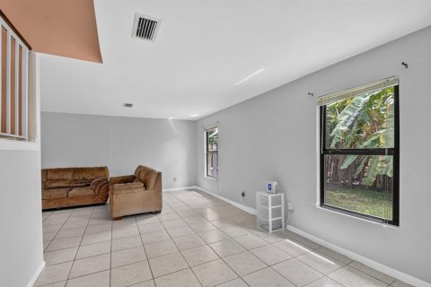 Townhouse in Wellington, Florida 3 bedrooms, 193.42 sq.m. № 2428490 - photo 21