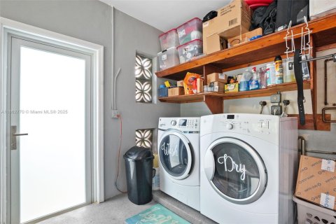 House in Miramar, Florida 3 bedrooms, 124.58 sq.m. № 1890092 - photo 20