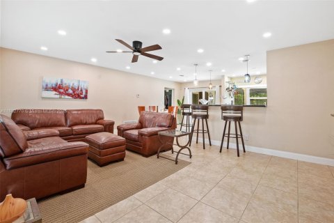 House in Miramar, Florida 3 bedrooms, 124.58 sq.m. № 1890092 - photo 5