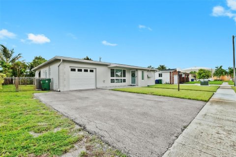 House in Miramar, Florida 3 bedrooms, 124.58 sq.m. № 1890092 - photo 1