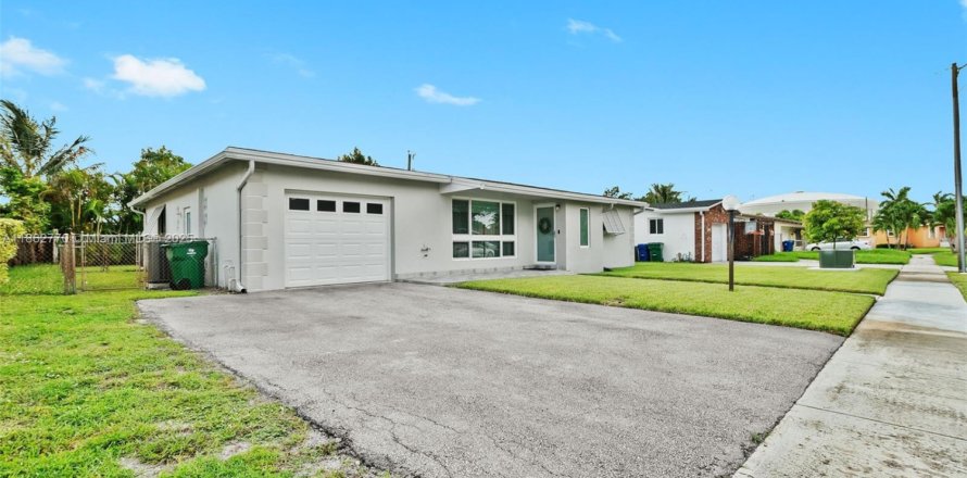 House in Miramar, Florida 3 bedrooms, 124.58 sq.m. № 1890092