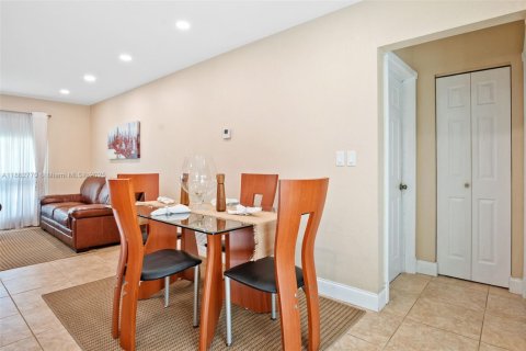 House in Miramar, Florida 3 bedrooms, 124.58 sq.m. № 1890092 - photo 9