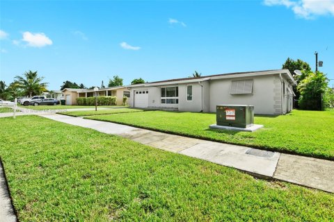 House in Miramar, Florida 3 bedrooms, 124.58 sq.m. № 1890092 - photo 2