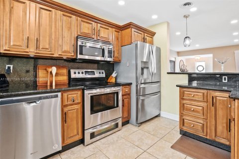 House in Miramar, Florida 3 bedrooms, 124.58 sq.m. № 1890092 - photo 10
