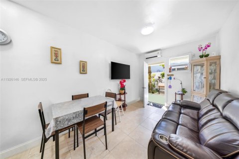 House in Hialeah, Florida 5 bedrooms, 159.79 sq.m. № 1986678 - photo 24