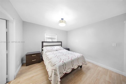 House in Hialeah, Florida 5 bedrooms, 159.79 sq.m. № 1986678 - photo 13