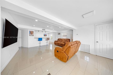 House in Hialeah, Florida 5 bedrooms, 159.79 sq.m. № 1986678 - photo 5