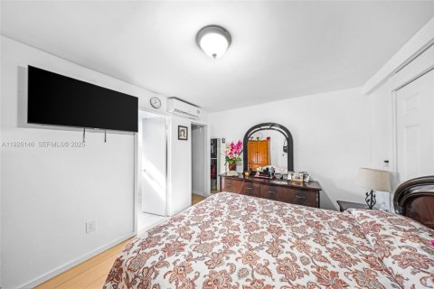 House in Hialeah, Florida 5 bedrooms, 159.79 sq.m. № 1986678 - photo 25