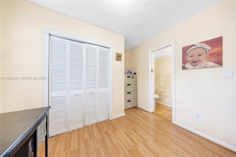 House in Hialeah, Florida 5 bedrooms, 159.79 sq.m. № 1986678 - photo 17