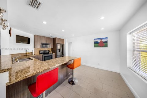 House in Hialeah, Florida 5 bedrooms, 159.79 sq.m. № 1986678 - photo 6